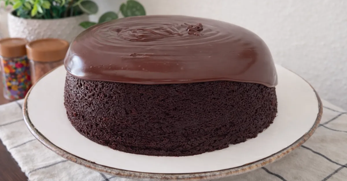 Bolo caseiro de chocolate para vender com cobertura cremosa de brigadeiro.