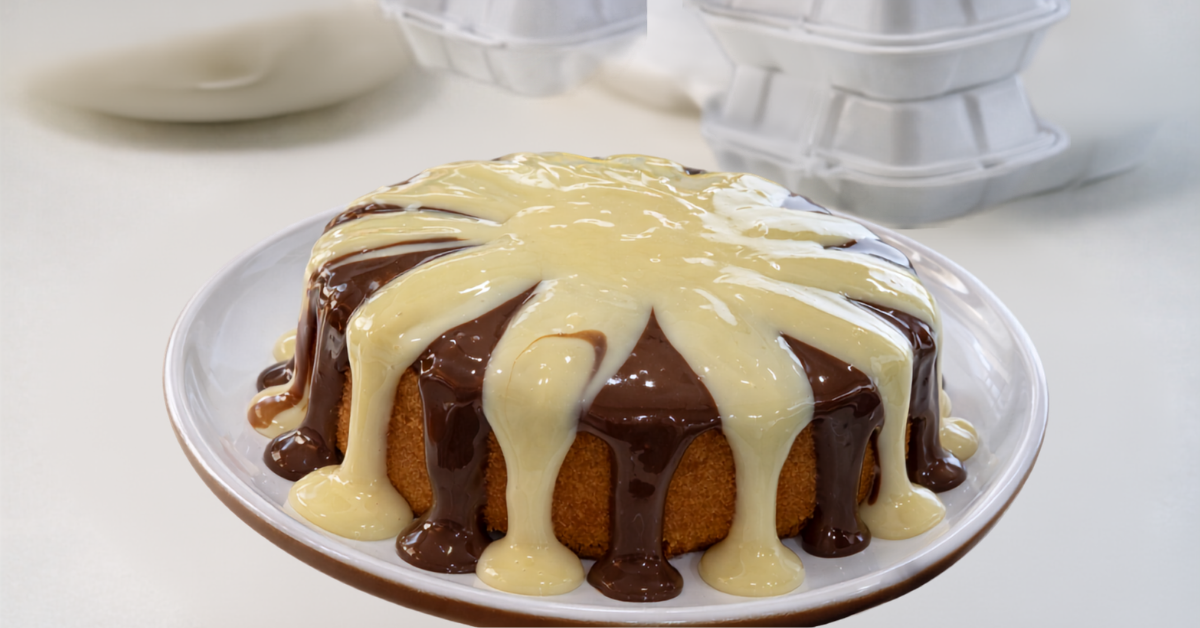 Bolo caseiro decorado para vender com cobertura gourmet de chocolate branco e ao leite.