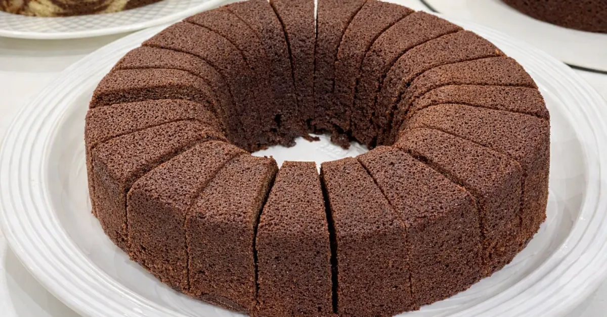 Bolo caseiro para vender de chocolate fofinho com cobertura cremosa.