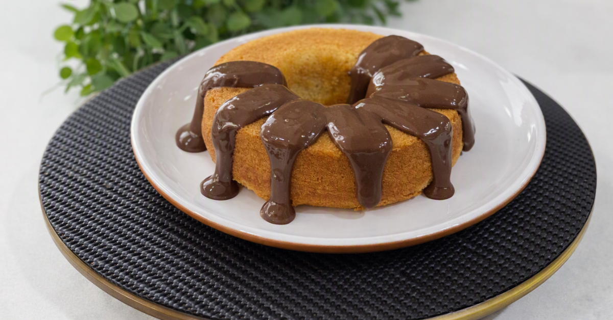 Bolo caseiro para vender fatia com cobertura cremosa de chocolate.