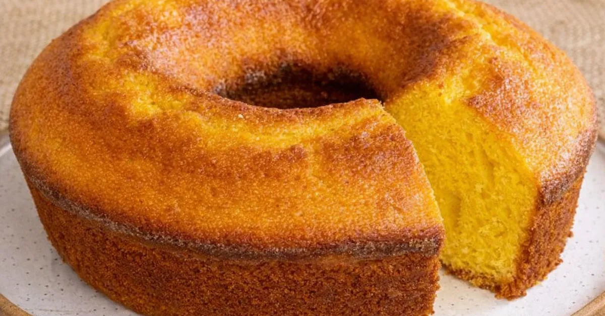 Bolo caseiro de laranja fofinho para vender com massa alta, dourada e macia.