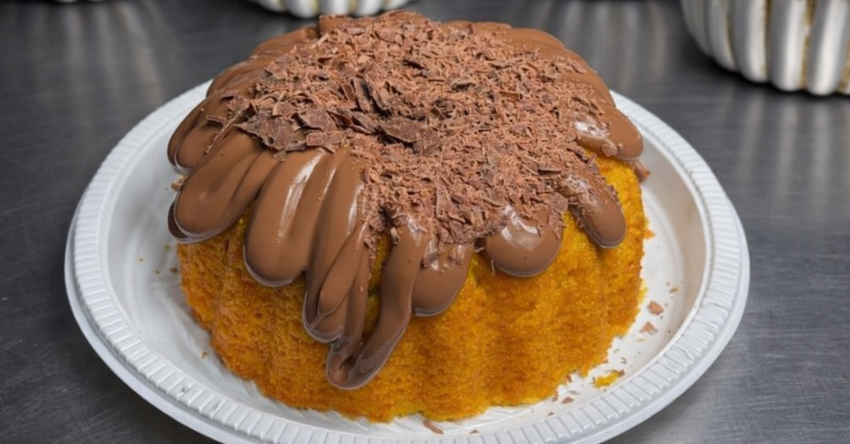 Bolo de cenoura caseiro para vender com cobertura de chocolate e excelente apresentação.