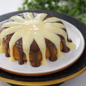Fatia de bolo caseiro para vender com acabamento gourmet
