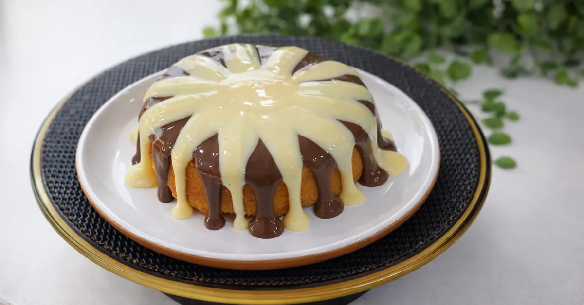 Fatia de bolo caseiro para vender com acabamento gourmet e dupla ganache