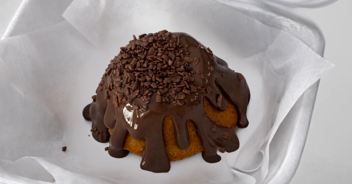 Mini bolo caseiro pra vender com cobertura de chocolate, receita fácil, rendimento e preço sugerido.