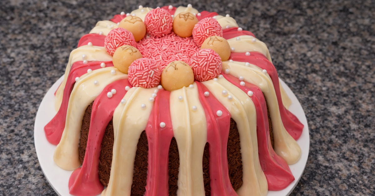 Receita de bolo caseiro para vender Bolo Vulcão Gourmet de chocolate com brigadeiro branco e rosa.