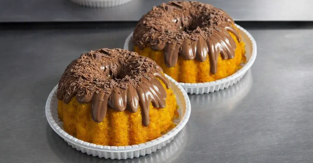 Bolo caseiro de cenoura para vender com cobertura cremosa de chocolate e massa fofinha.