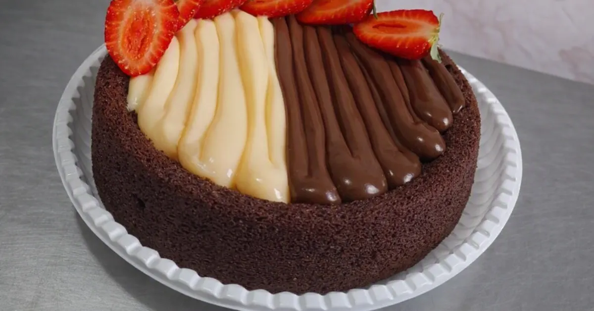 Bolo de chocolate recheado com creme branco, creme de chocolate e morangos para vender