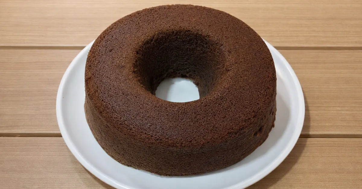 Receita de bolo caseiro para vender de chocolate fofinho com cobertura cremosa.