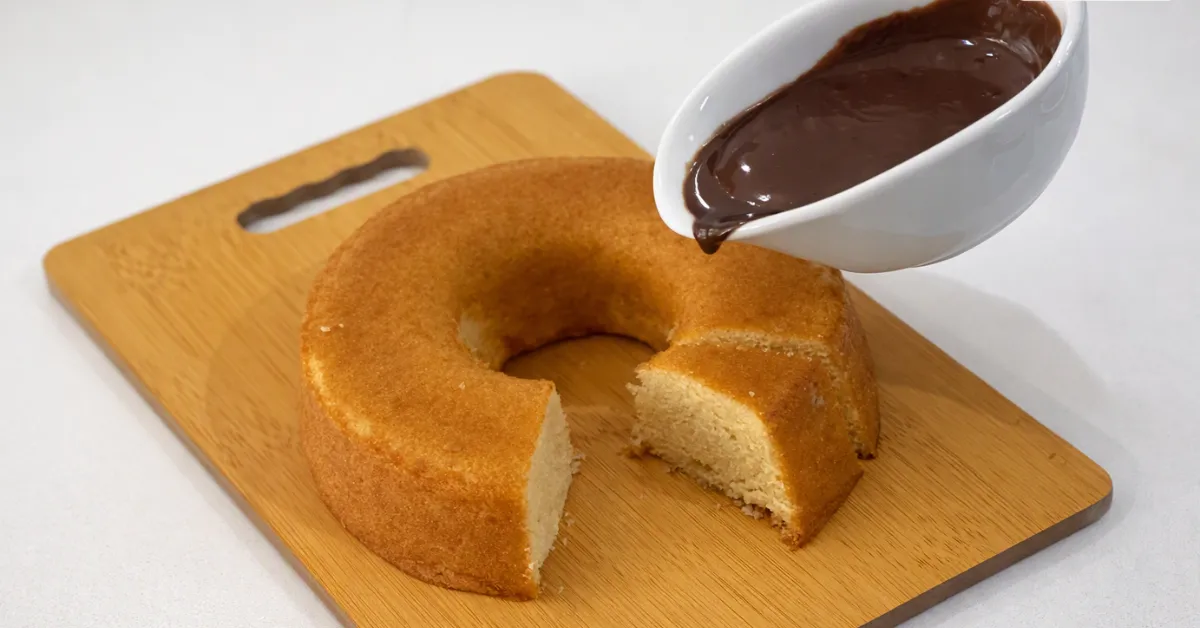 Receita de bolo caseiro de chocolate fofinho com calda cremosa pronta para servir ou vender.