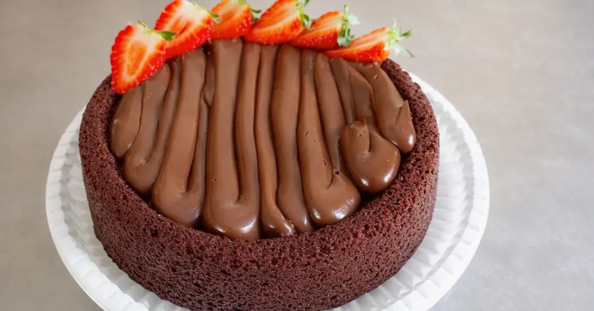 Bolo de chocolate com cobertura, representando receitas de bolo simples para vender