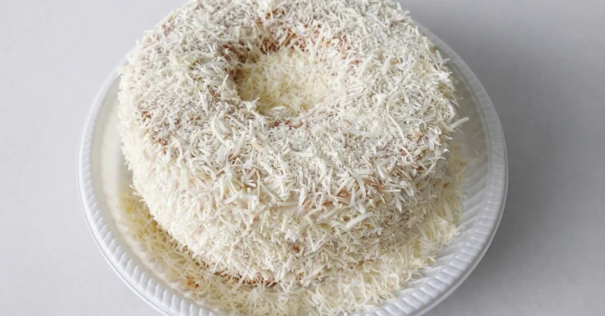 Bolo caseiro de coco com cobertura cremosa de leite condensado e coco ralado