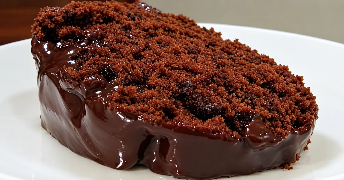 Bolo de chocolate simples com cobertura, uma opção para vender e gerar renda em casa