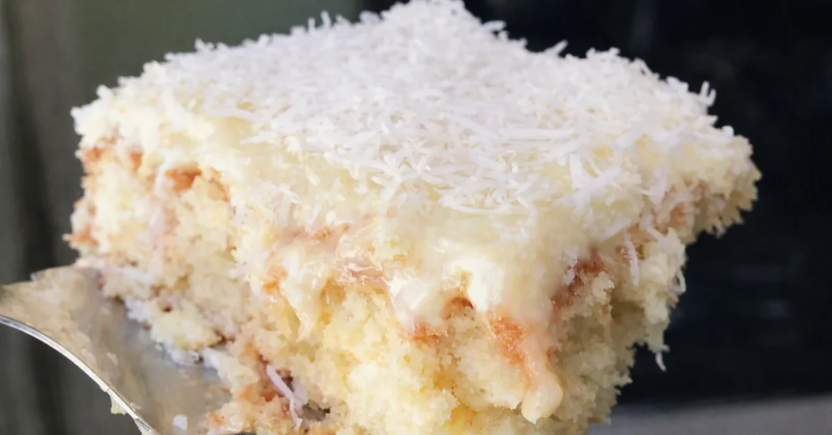 Bolo de coco gelado pra vender, molhadinho e cortado em pedaços individuais