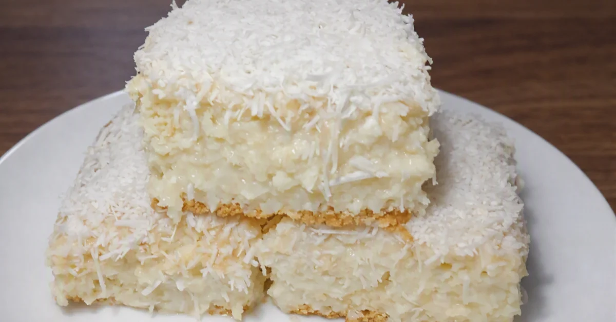 Bolo gelado de coco fofinho, molhadinho, coberto com coco ralado