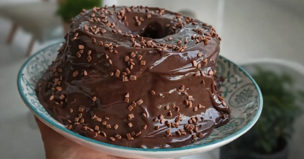 Bolo de chocolate apresentado como exemplo para começar a vender bolos em casa e gerar renda extra
