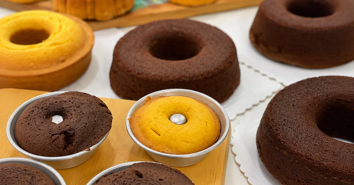 Variedade de bolos caseiros preparados para venda e geração de renda extra em casa